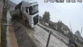 Yol vermek isterken kanala devrildi