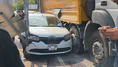 Kamyon Otomobili Direğe Sıkıştırdı!
