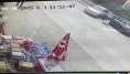 Kazada aracın altında kalmaktan son anda kurtuldu