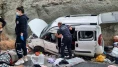 Amasya’da yoldan çıkan araç toprak yığınına çarptı: 4 yaralı