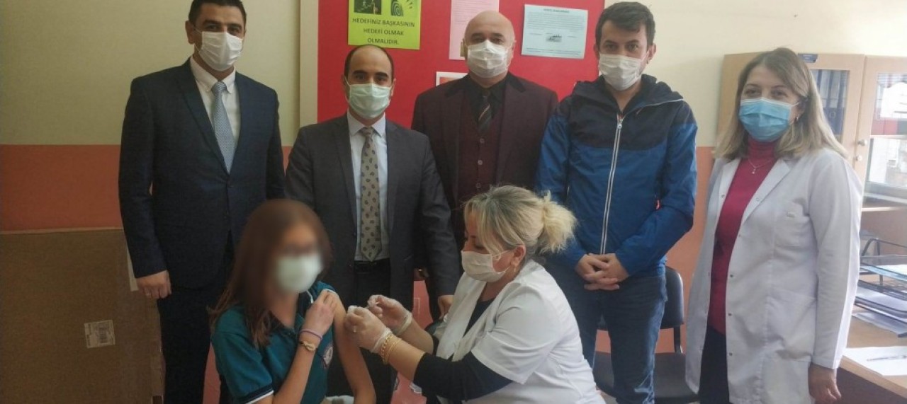 12 YAŞ ÜSTÜ ÖĞRENCİLERDE AŞILAMA ORANI YÜZDE 26