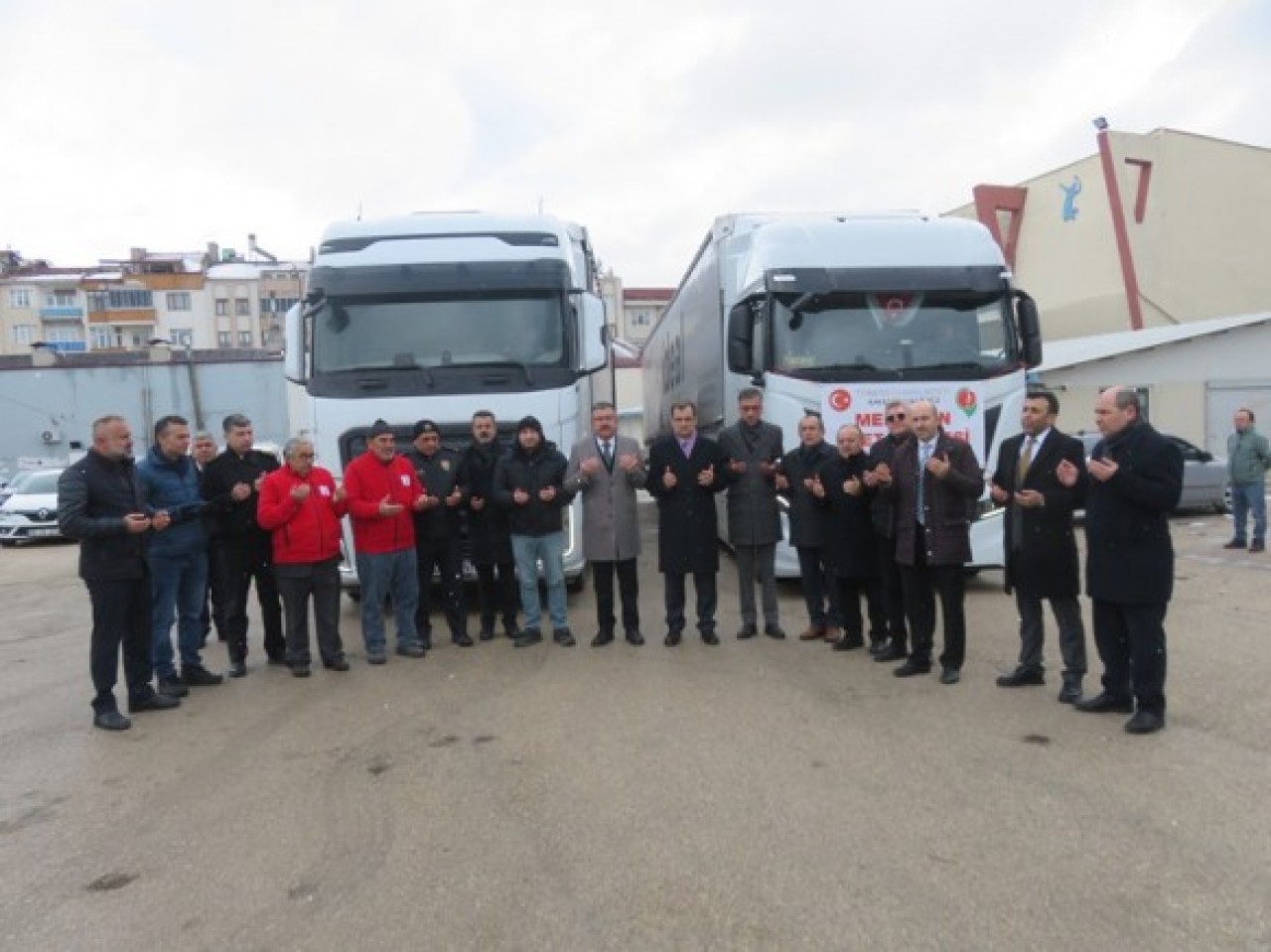 2 TIR YARDIM YOLA ÇIKTI