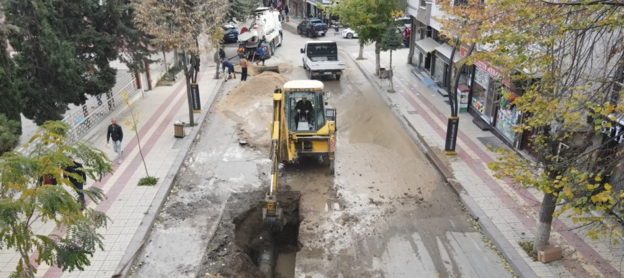 20 METRE ARAYLA İKİ BORU PATLADI