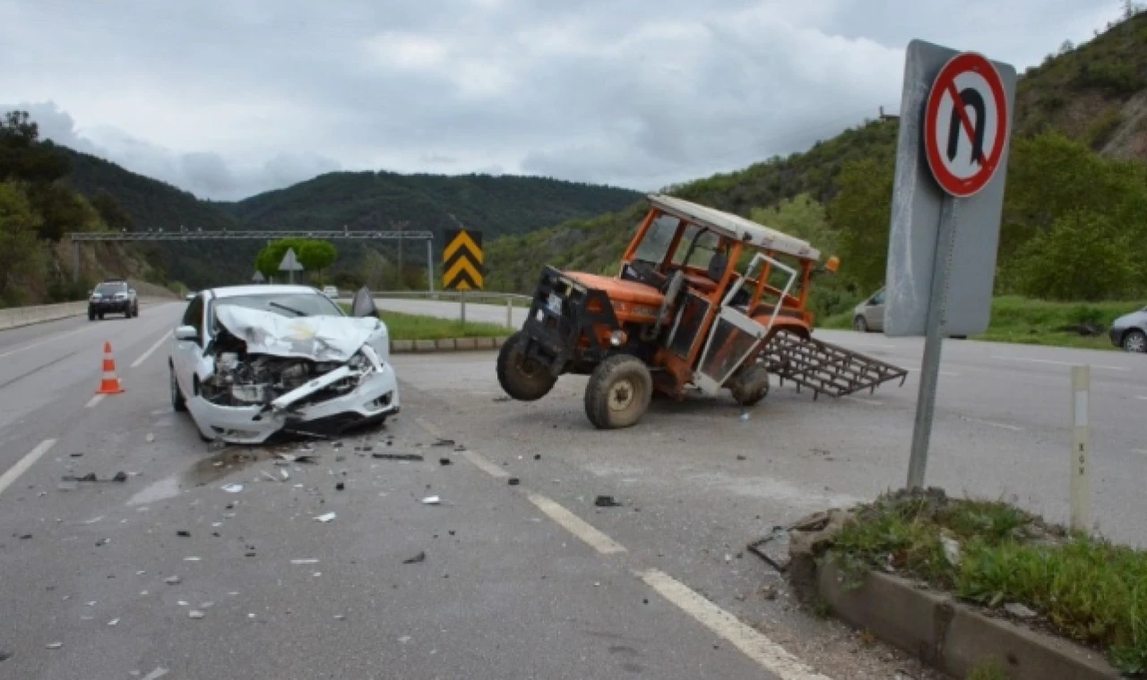 Amasya'da Otomobil İle Traktörün Çarpışması Sonucu 3 Kişi Yaralandı