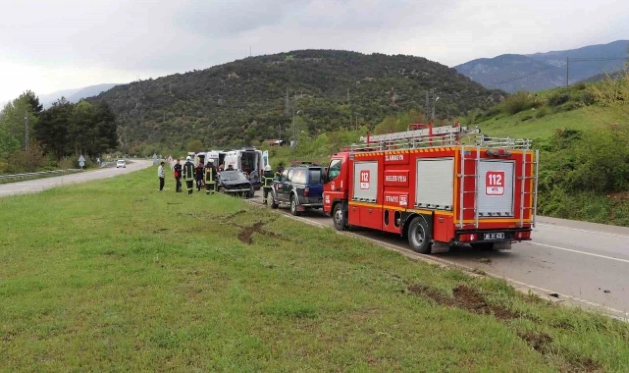 Amasya'da refüje çarpan otomobildeki 4 kişi yaralandı