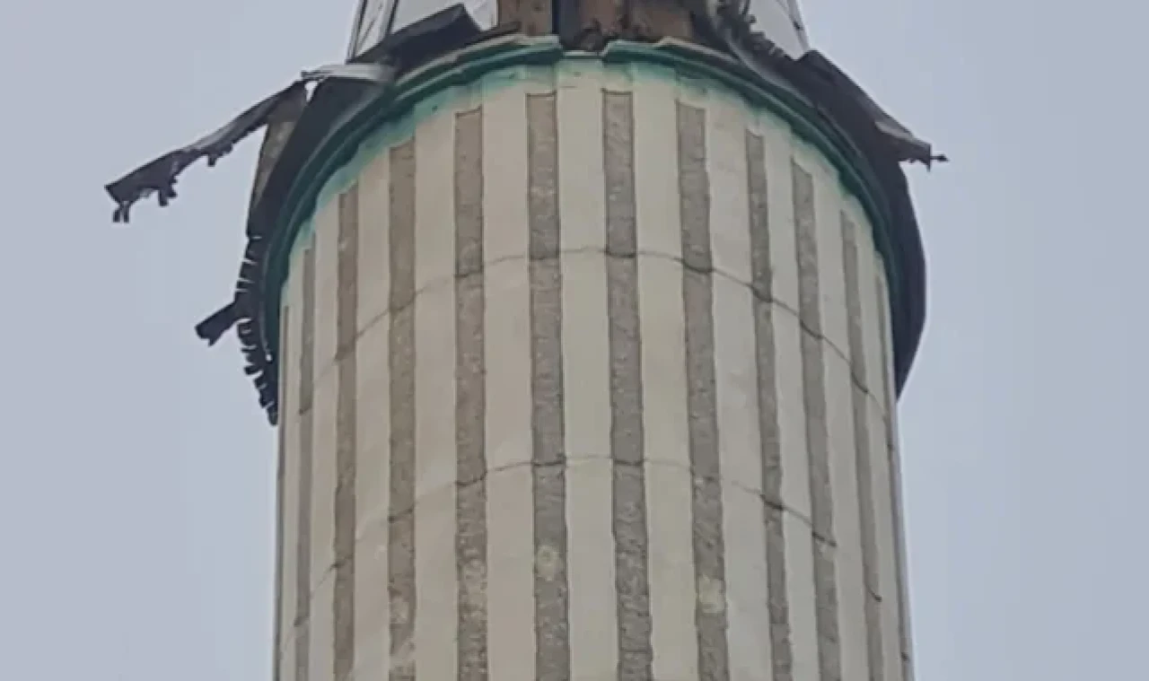 Amasya'nın Gümüşhacıköy ilçesinde yıldırım düşmesi sonucu bir caminin minaresi zarar gördü.