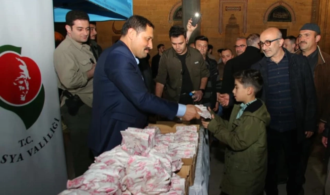 Amasya Valisi Masatlı, Simitlerini Satamayan Çocuğun Tüm Simitlerini Satın Aldı