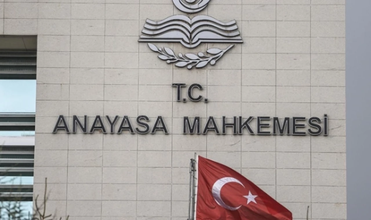 AYM KARARI İLE  “KADIN KOCASININ SOYADINI KULLANMAK ZORUNDA DEĞİL”