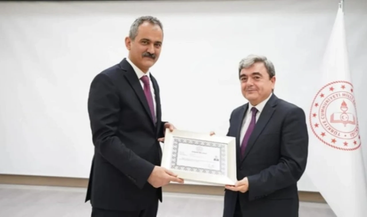BAKAN ÖZER'DEN TÜRKMEN'E BAŞARI PLAKETİ