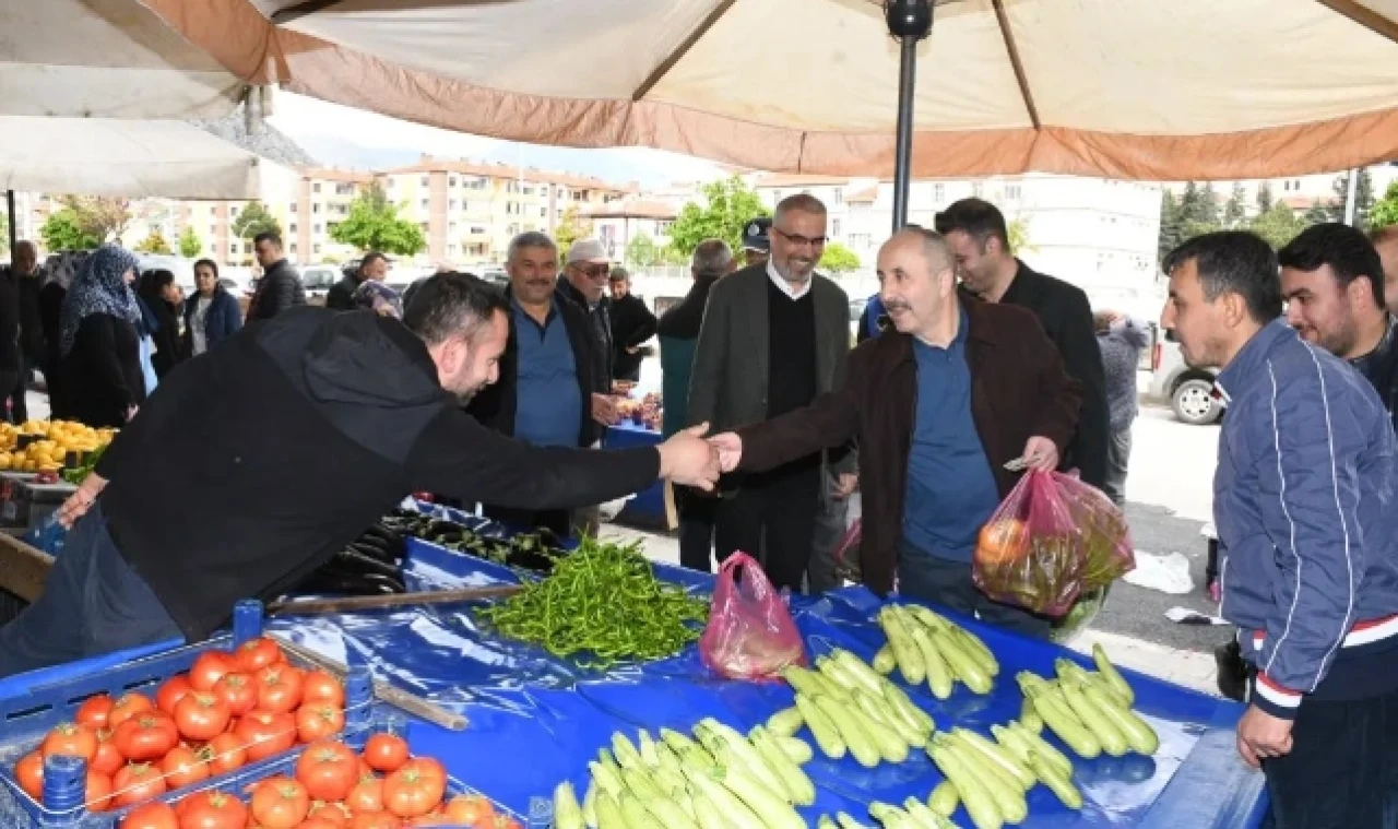 Başkan Çelik, Pazar Alışverişini Yaparken Esnafla Sohbet Etti