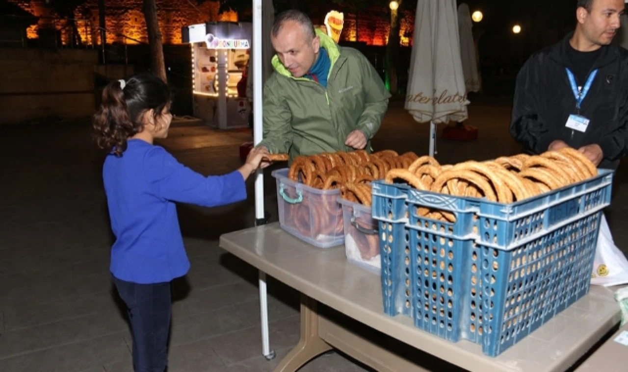 BELEDİYE’DEN SİMİT VE ÇAY İKRAMI