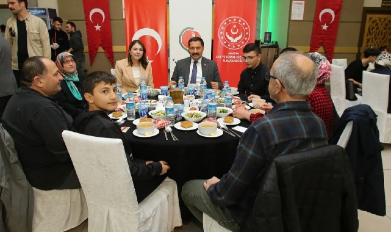 ÇOCUK EVLERİNDE KALAN ÇOCUKLAR VE KORUYUCU AİLELERLE İFTARDA BULUŞTULAR