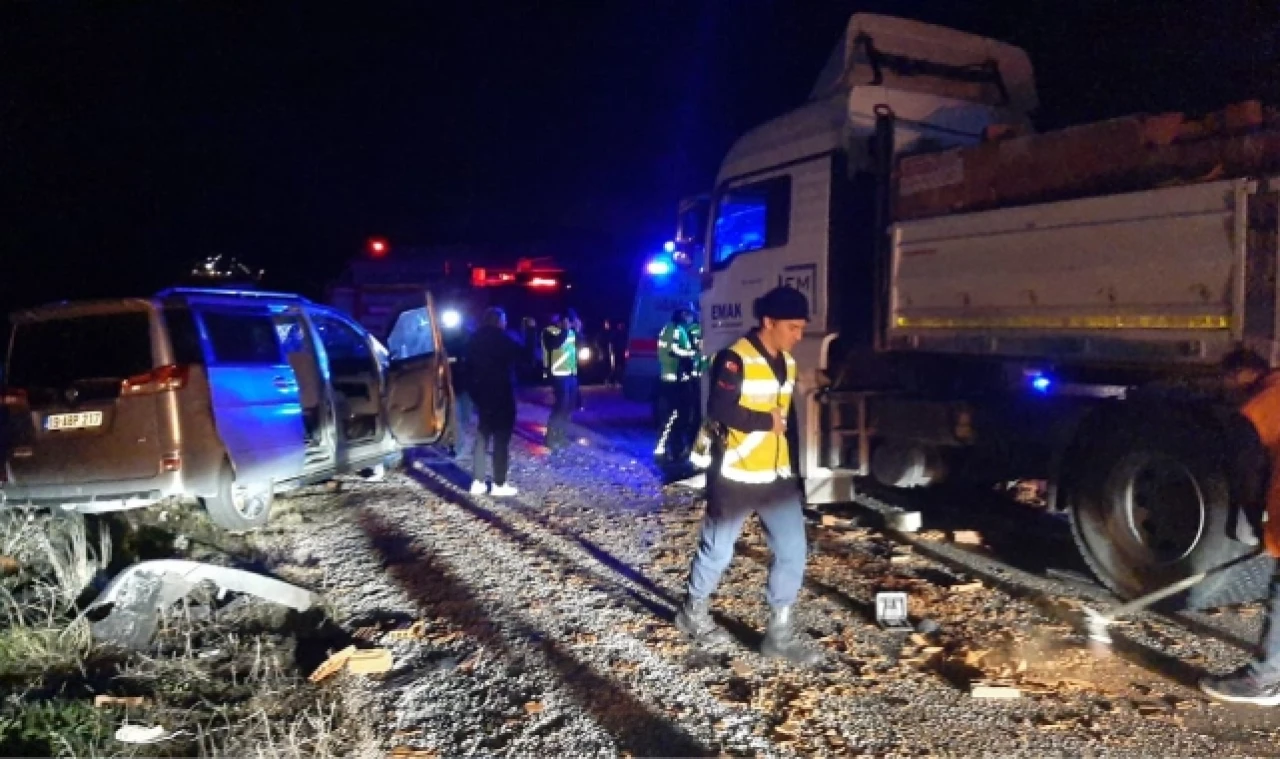 ÇORUM'DA KAMYONLA ÇARPIŞAN HAFİF TİCARİ ARACIN SÜRÜCÜSÜ ÖLDÜ