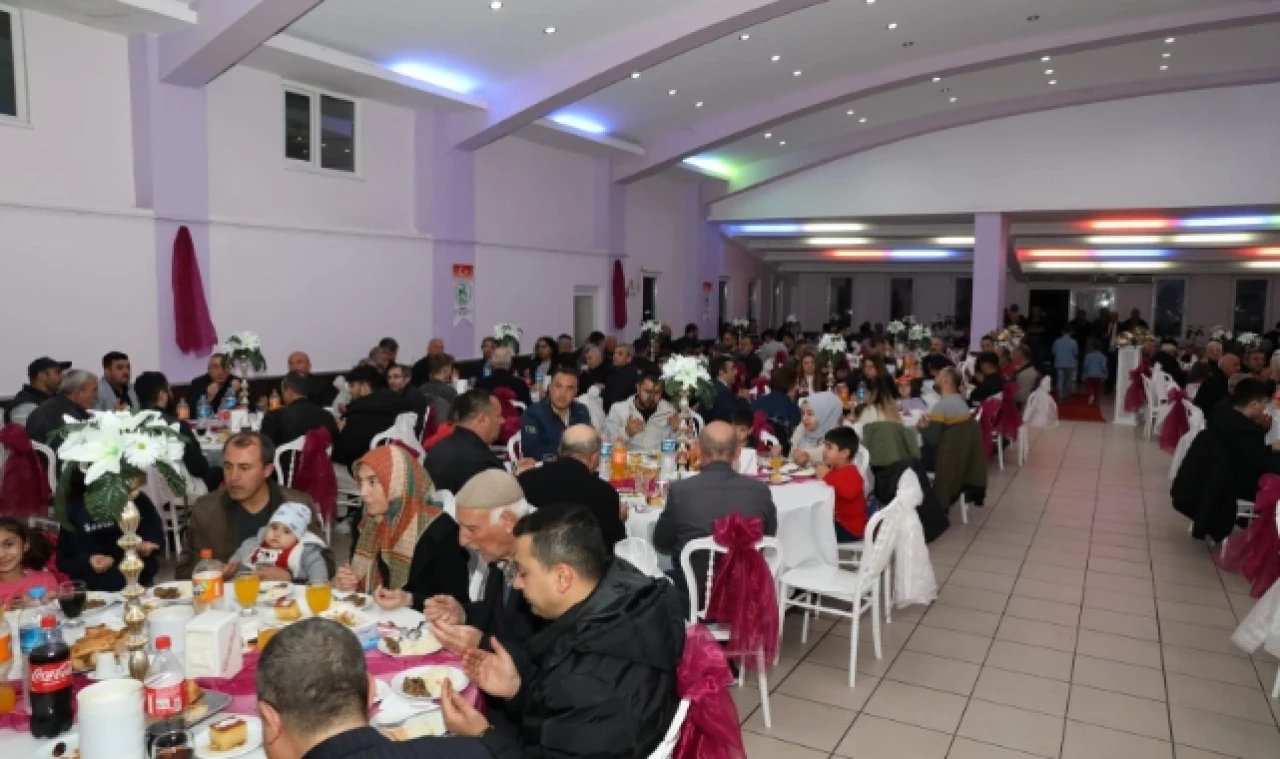 DAVETLİLER SALONA SIĞMADI