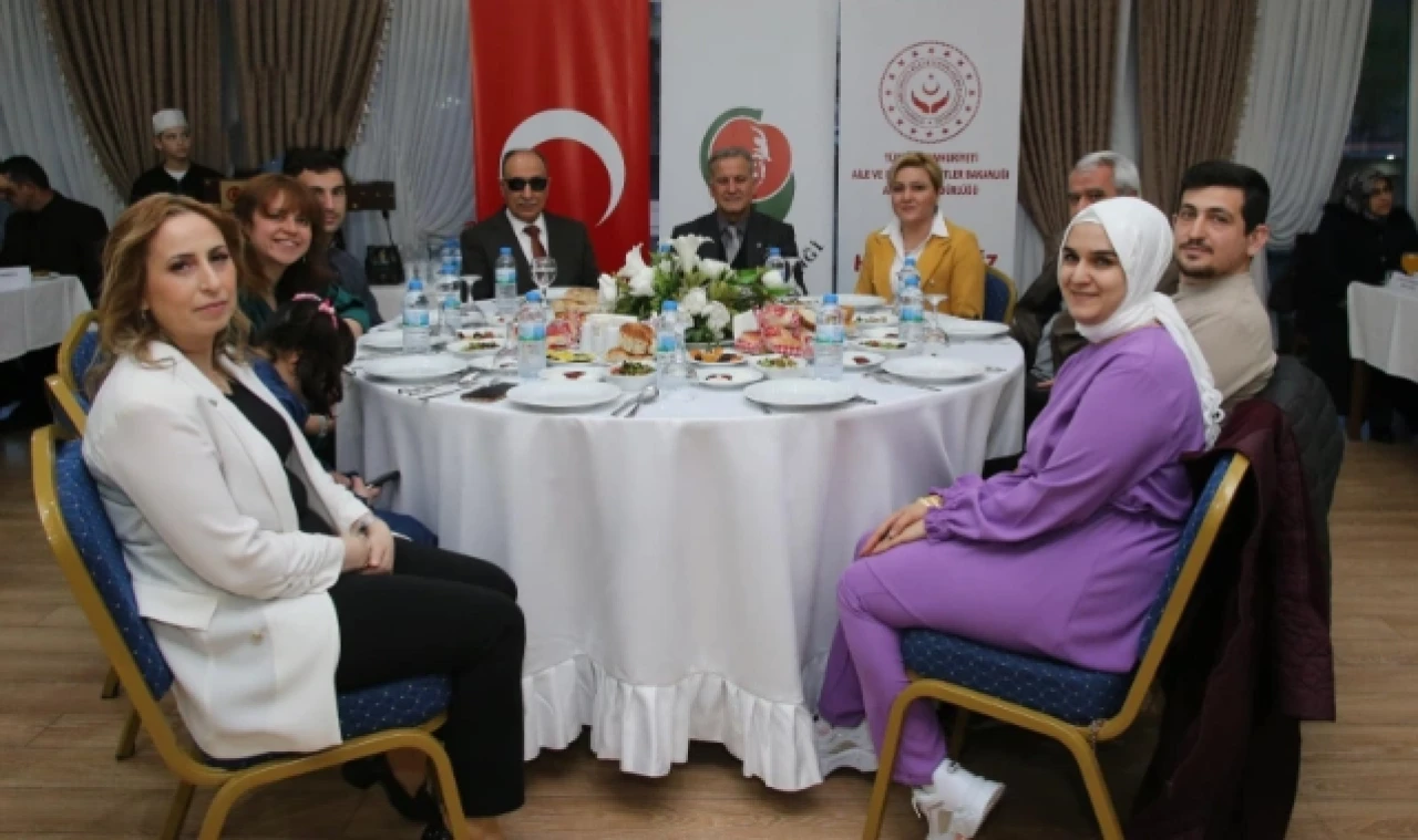 ENGELLİ VE AİLELERİ İÇİN İFTAR PROGRAMI DÜZENLENDİ