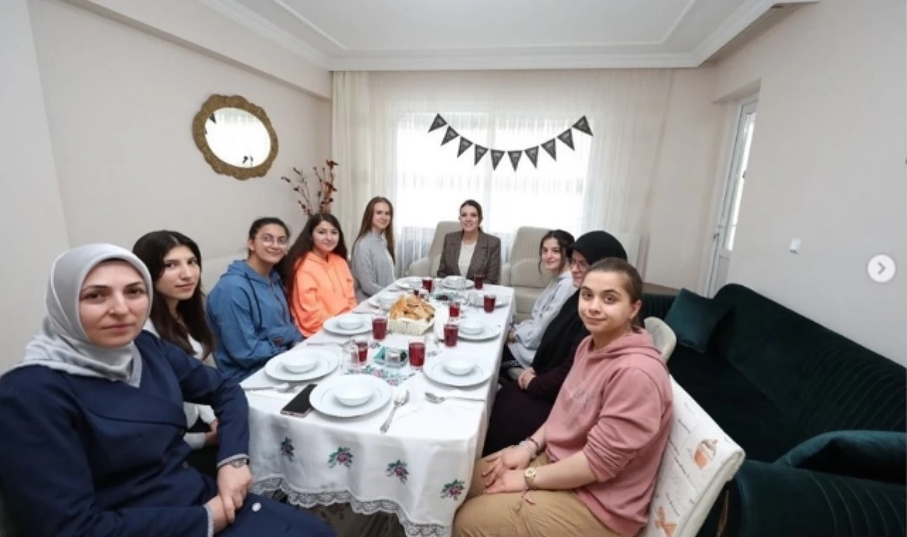 ESRA MASATLI KIZ ÇOCUKLARIYLA İFTAR YAPTI