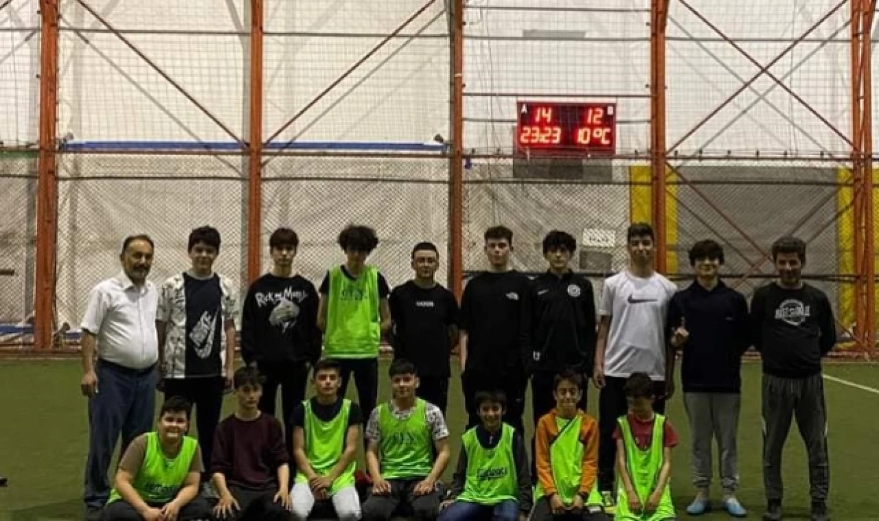 GENÇLER HALI SAHADA BULUŞTU