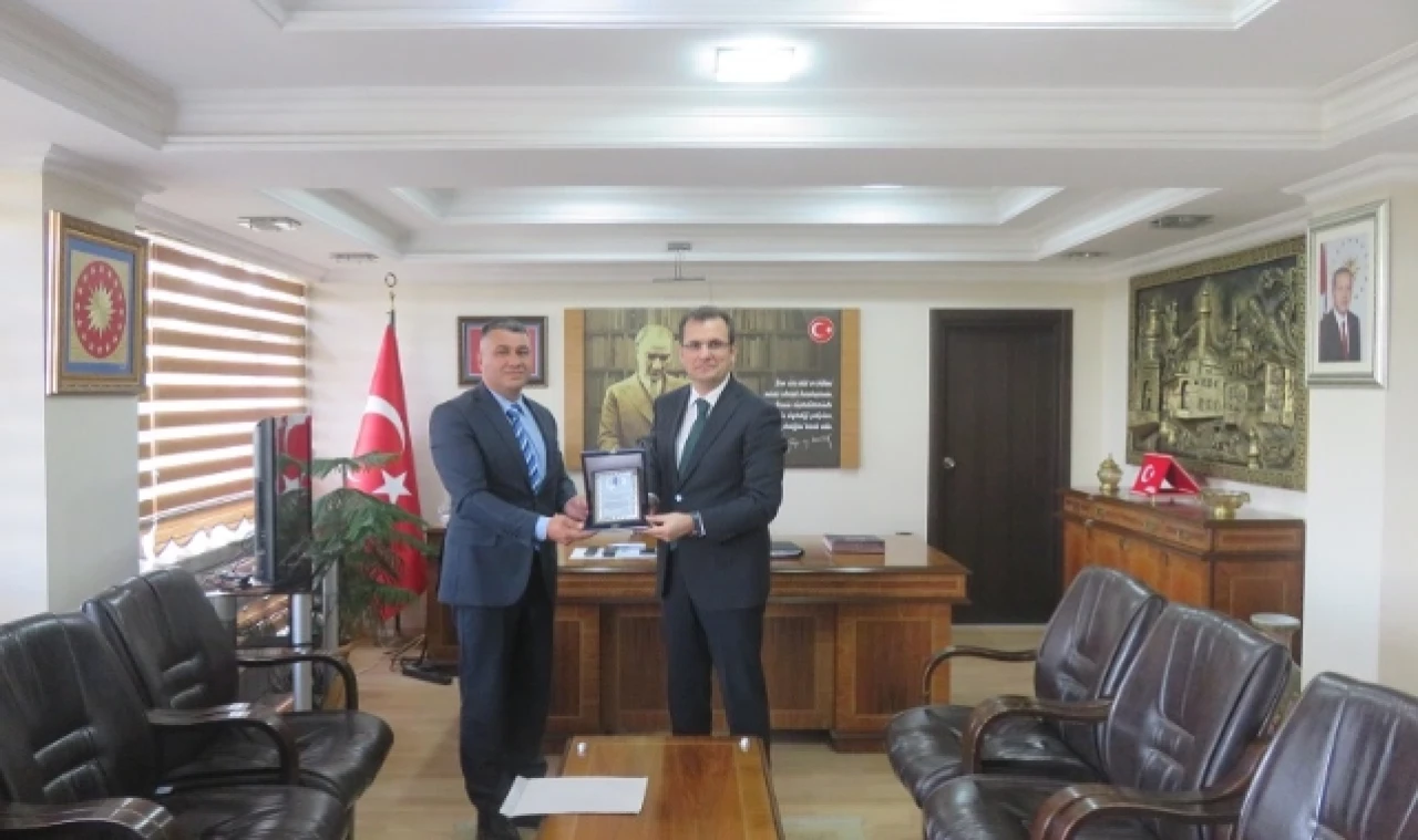 Güldoğan,TRAC Genel Başkan Yardımcısına Plaket Takdim Etti