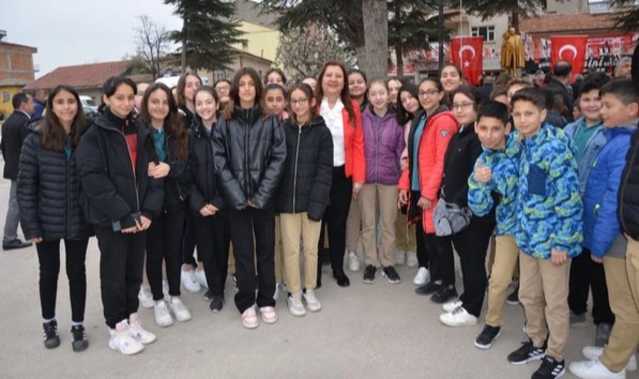 Gümüşhacıköy'de Çocuk Bayramını Çeşitli Gösterilerle Kutladı