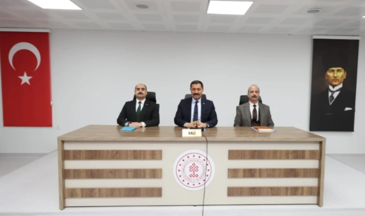 GÜMÜŞHACIKÖY’DE MUHTARLARLA TOPLANTI YAPTI