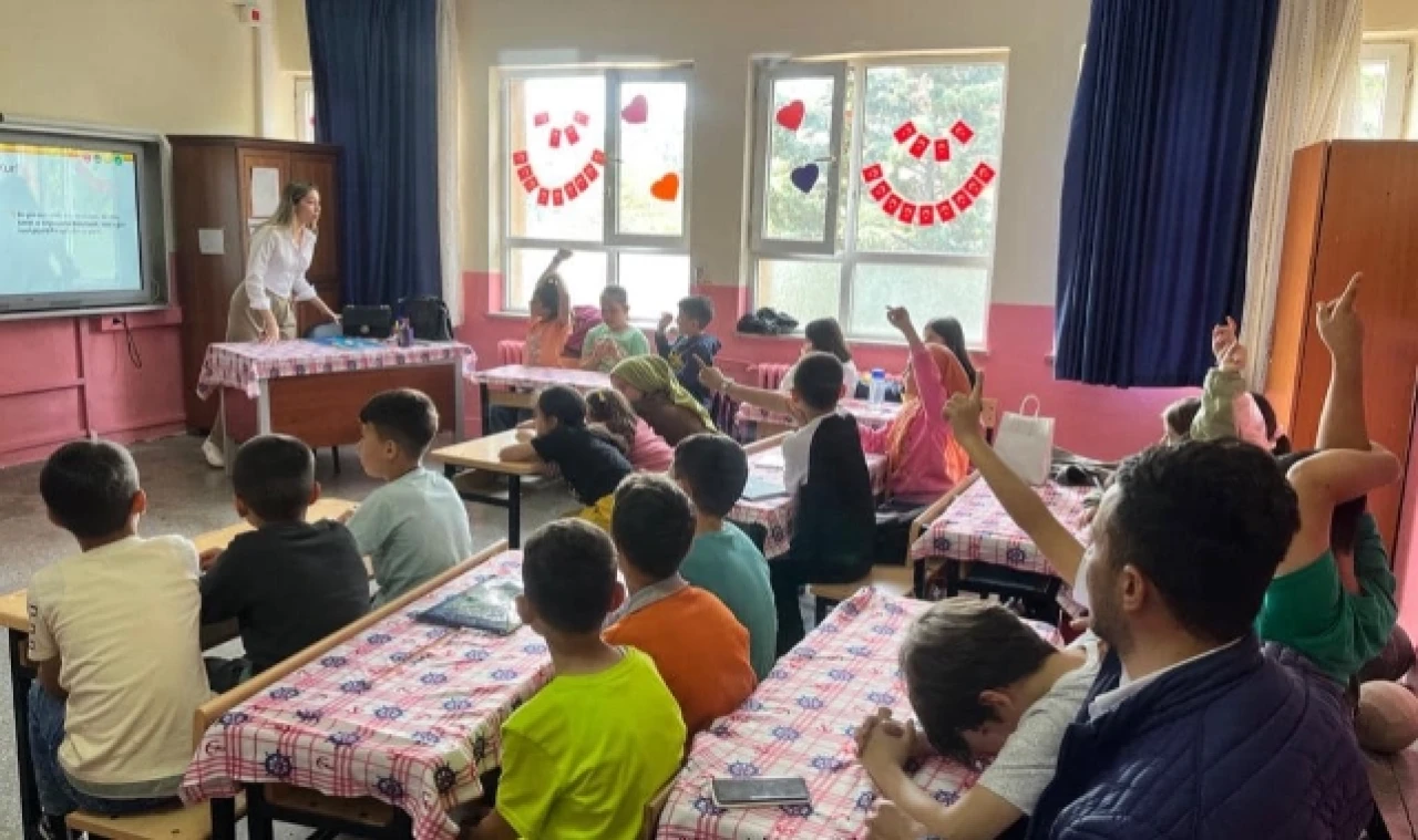 Güvenli İnternet Kullanımı ve Teknoloji Bağımlılığıyla İlgili Çocuklar Bilgilendirildi
