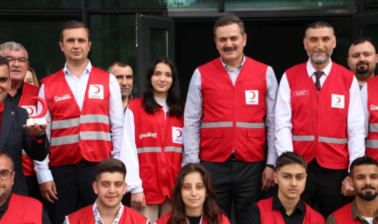 Haluk İpek, Kızılayı Ziyaret Etti
