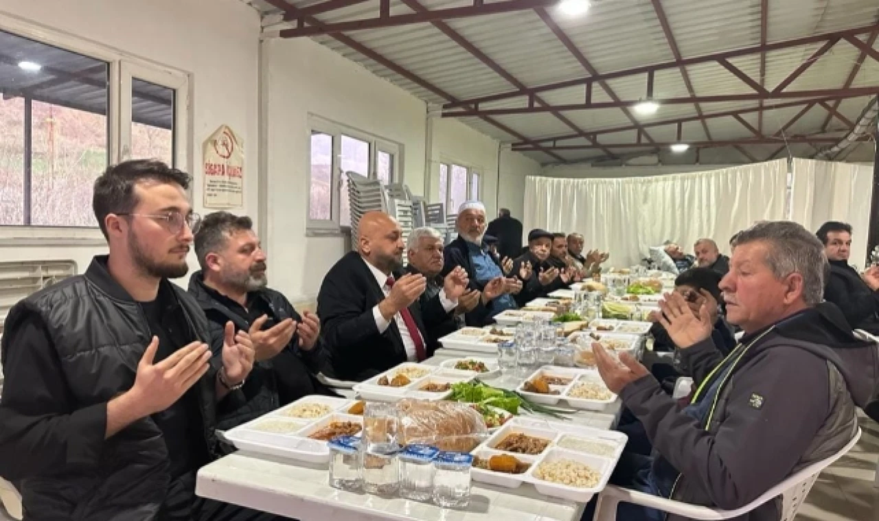 İFTARINI KÖYLÜLERİ İLE YAPTI