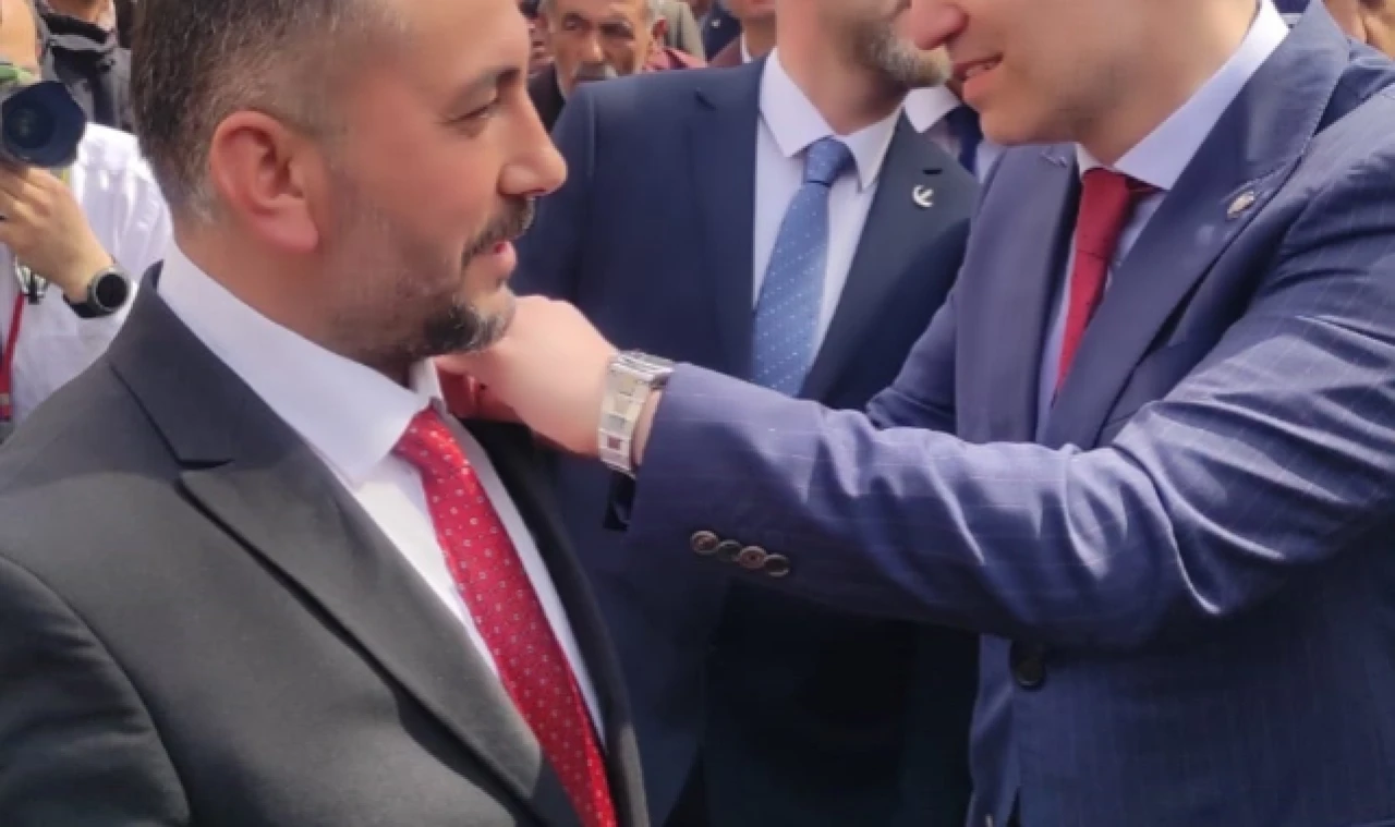 İLÇE BAŞKANININ ROZETİNİ ERBAKAN TAKTI