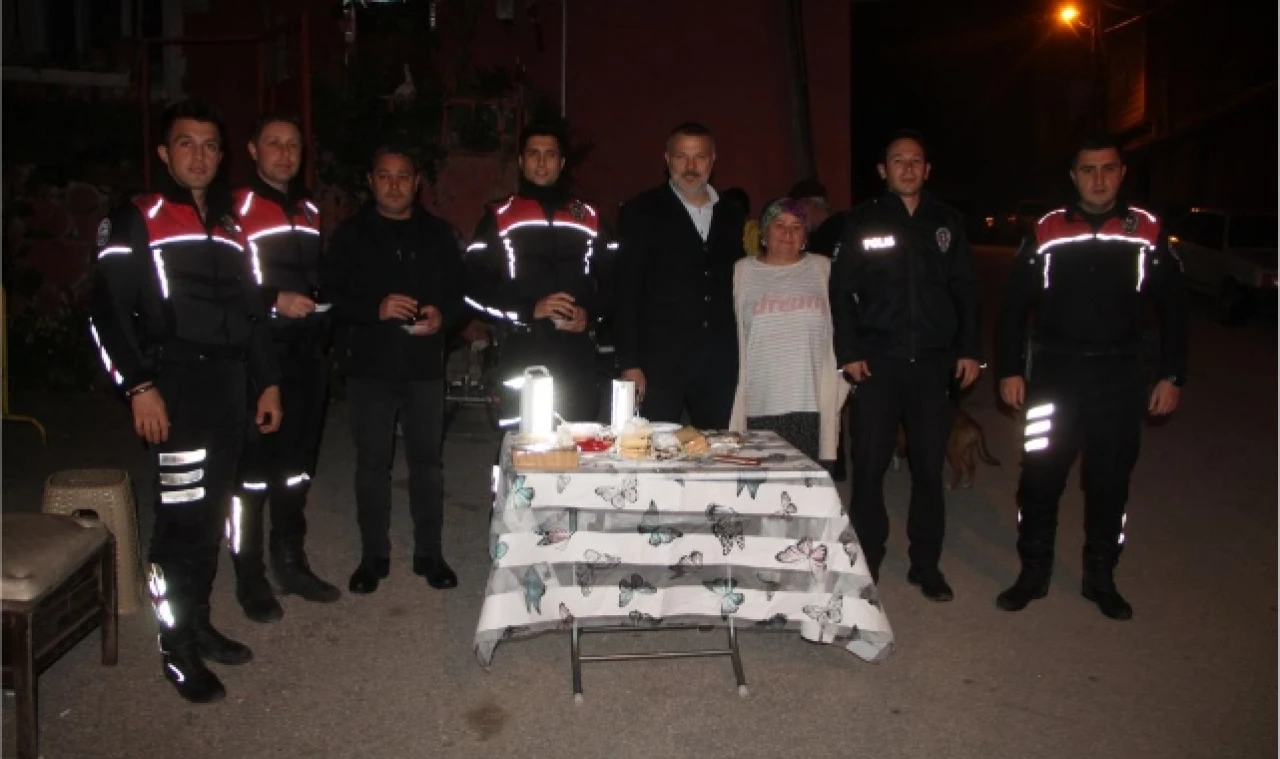 KAVGA İHBARINA GİDEN POLİSLERE SÜRPRİZ KUTLAMA