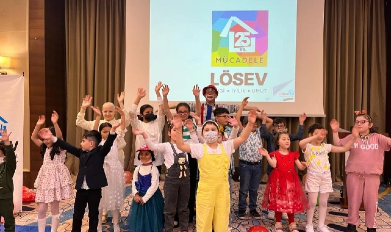 LÖSEMİLİ MİNİKLERİN ÇİFTE BAYRAM SEVİNCİ