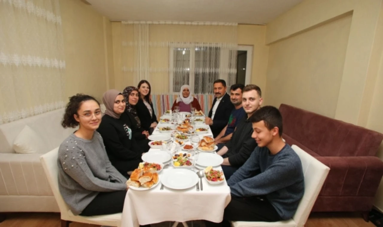 MASATLI DEPREMZEDE AİLENİN İFTAR SOFRASINA MİSAFİR OLDU