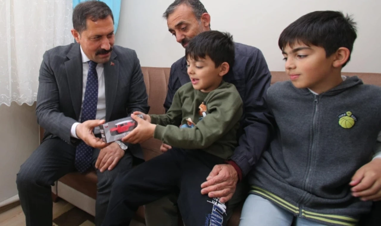 MASATLI, SULUOVA’DA DEPREMZEDE AİLEYİ ZİYARET ETTİ