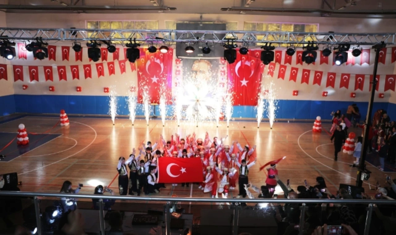 Merzifon'da Öğrenciler 23 Nisanı Gösterilerle Kutladı