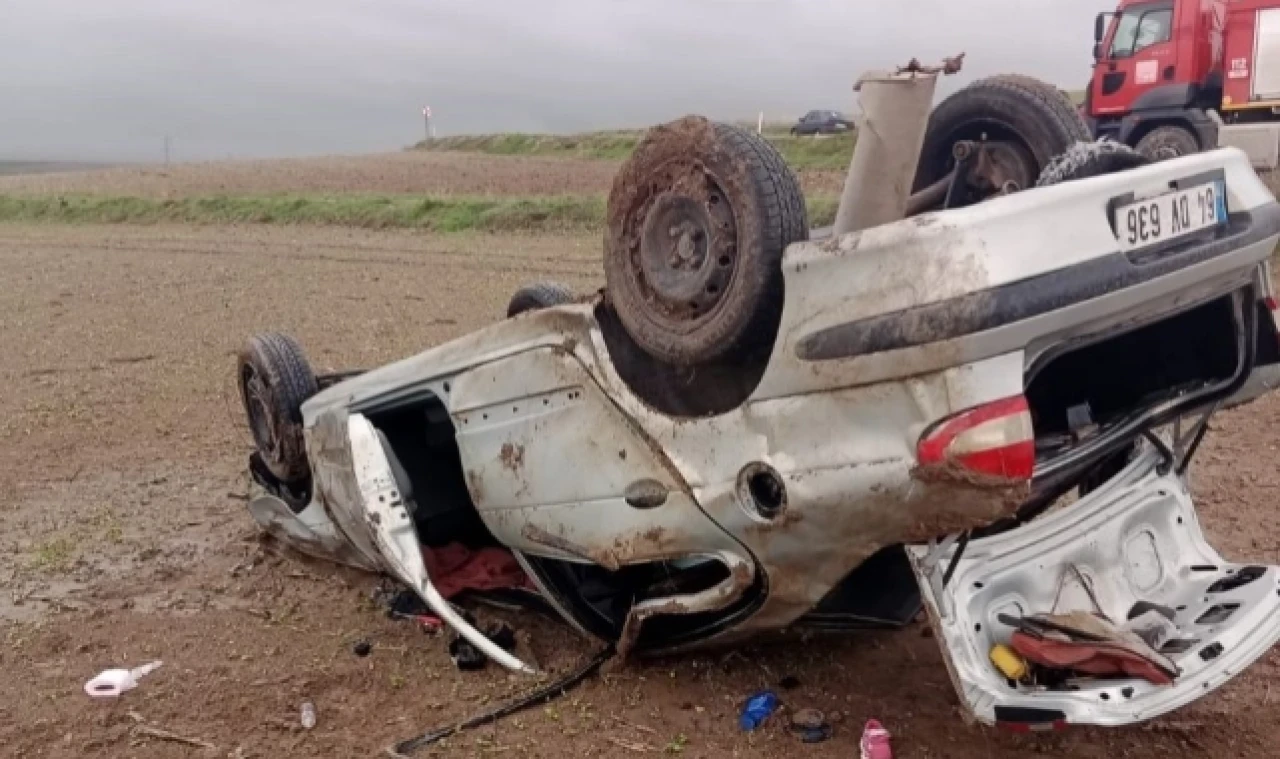 OTOMOBİL TARLAYA DEVRİLDİ! 5 YARALI