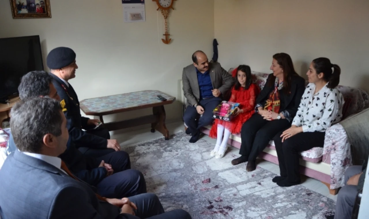 ÖZYOL, DEPREMZEDE AİLEYİ ZİYARET ETTİ