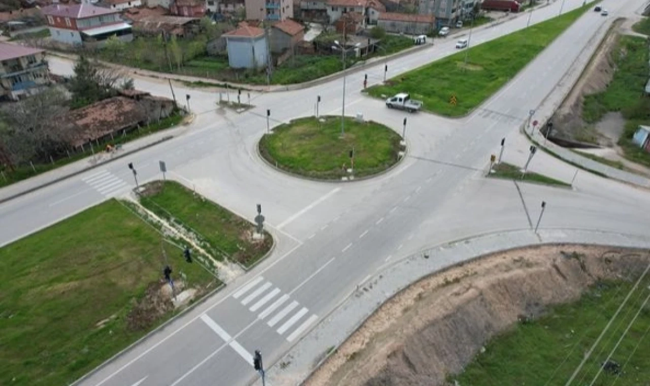 SULUOVA YENİDOĞAN MAHALLE KAVŞAĞINA TRAFİK IŞIKLARI KURULDU