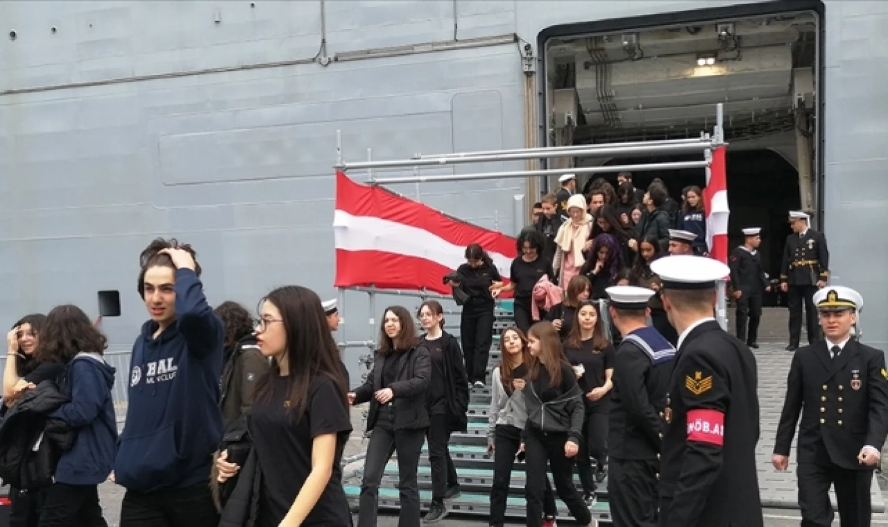 TCG Anadolu, Ziyaretçilerini Gururlandırıyor