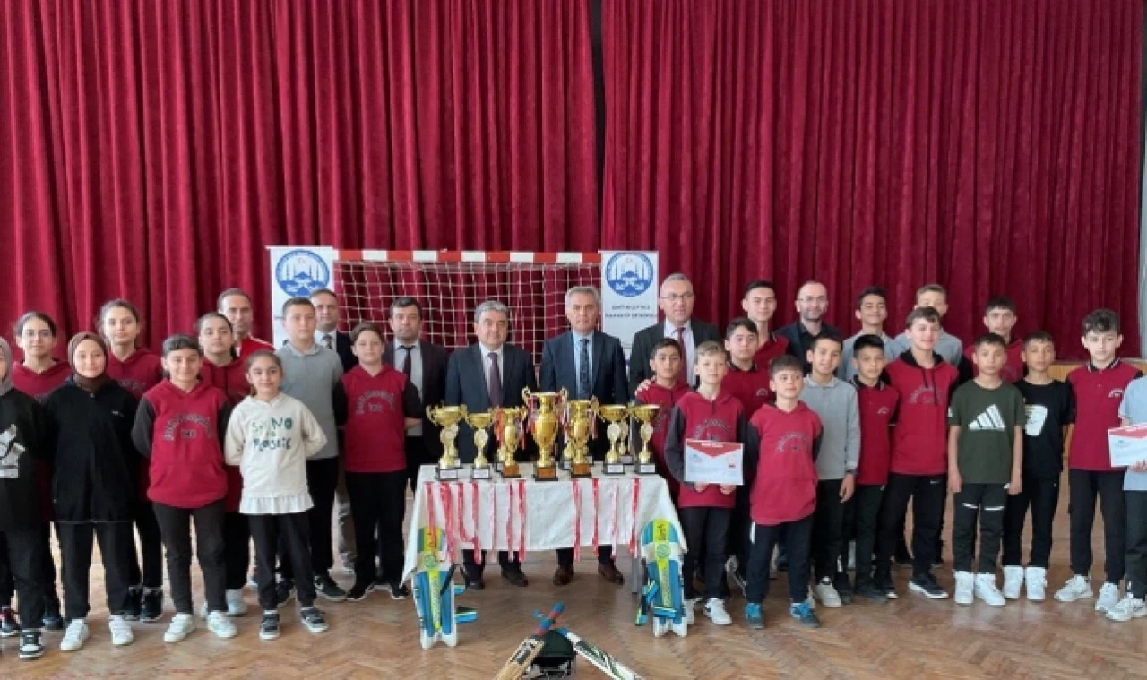 Türkmen, Kriket Türkiye Şampiyonlarını Okulda Ziyaret Etti