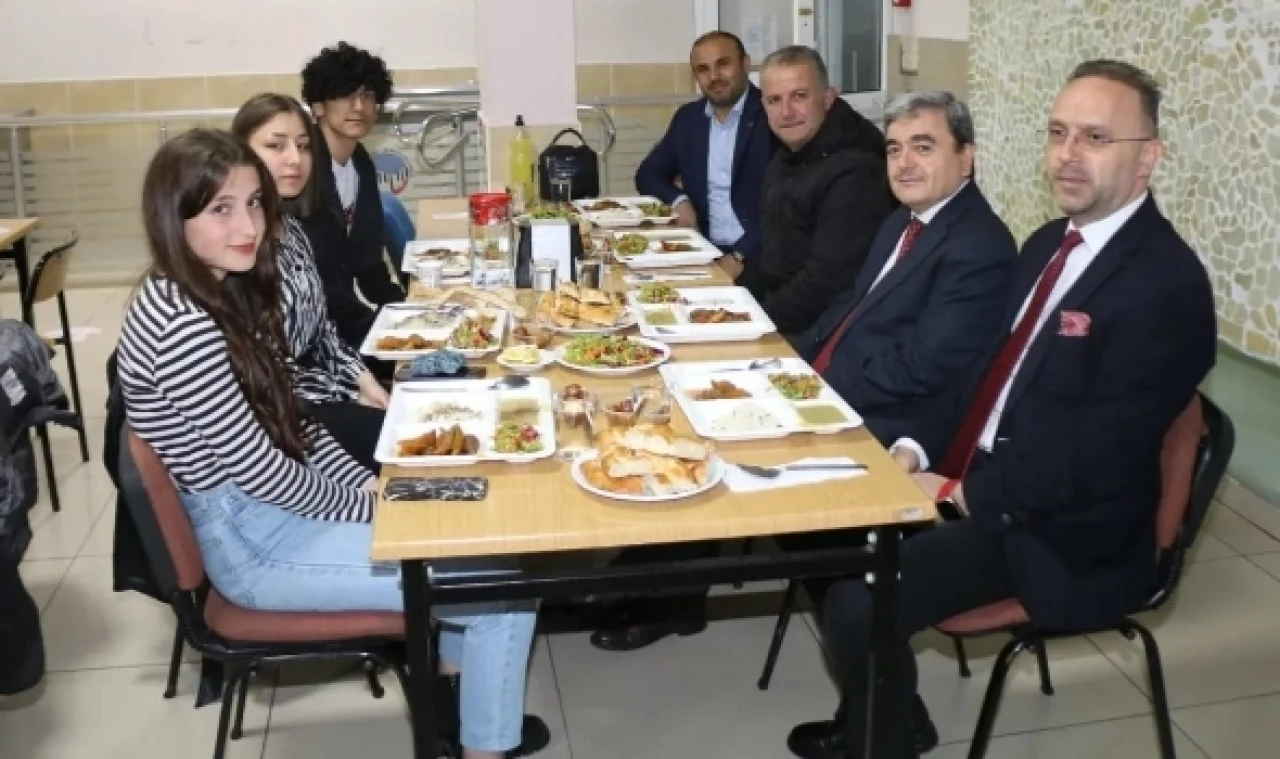 TÜRKMEN, LİSE ÖĞRENCİLERİYLE İFTARDA BULUŞTU