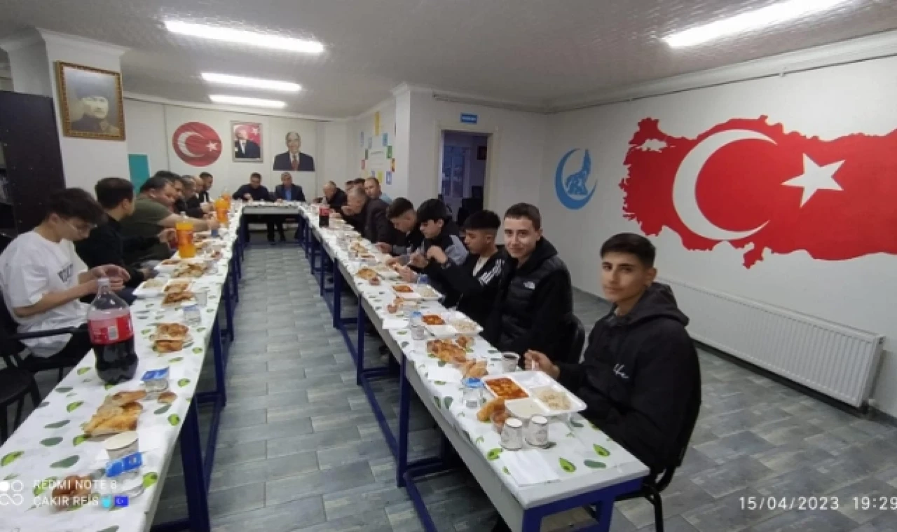 ÜLKÜCÜ GENÇLER İFTARDA BULUŞTU