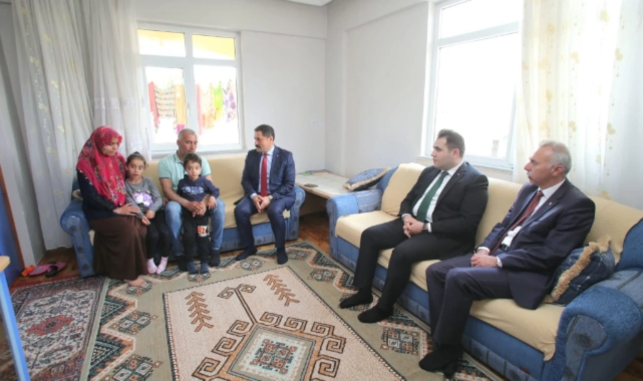 Vali Masatlı Taşova'da Depremzede Aileyi Ziyaret Etti