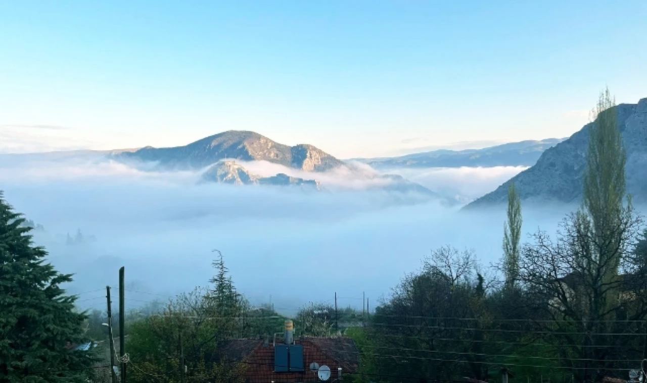 YAĞMUR SONRASI OLUŞAN SİS GÜZEL GÖRÜNTÜ OLUŞTURDU