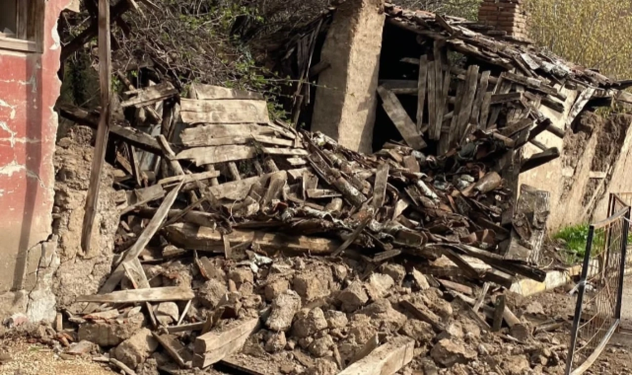YAĞMURA DAYANAMAYAN METRUK BİNA ÇÖKTÜ