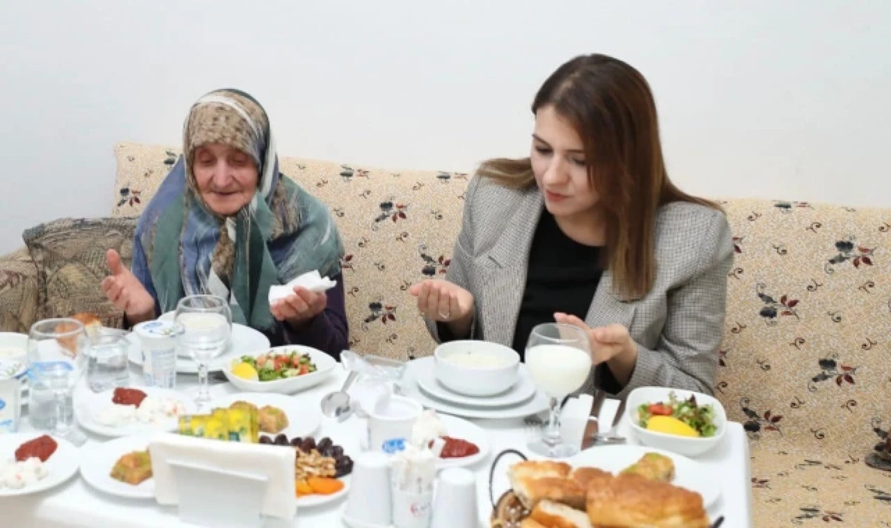 YAŞLI VATANDAŞLARIMIZIN HER ZAMAN YANLARINDAYIZ