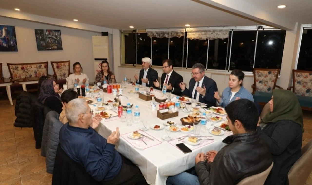 YETİM VE ÖKSÜZ ÇOCUKLAR İLE AİLELERİ İÇİN İFTAR PROGRAMI DÜZENLENDİ