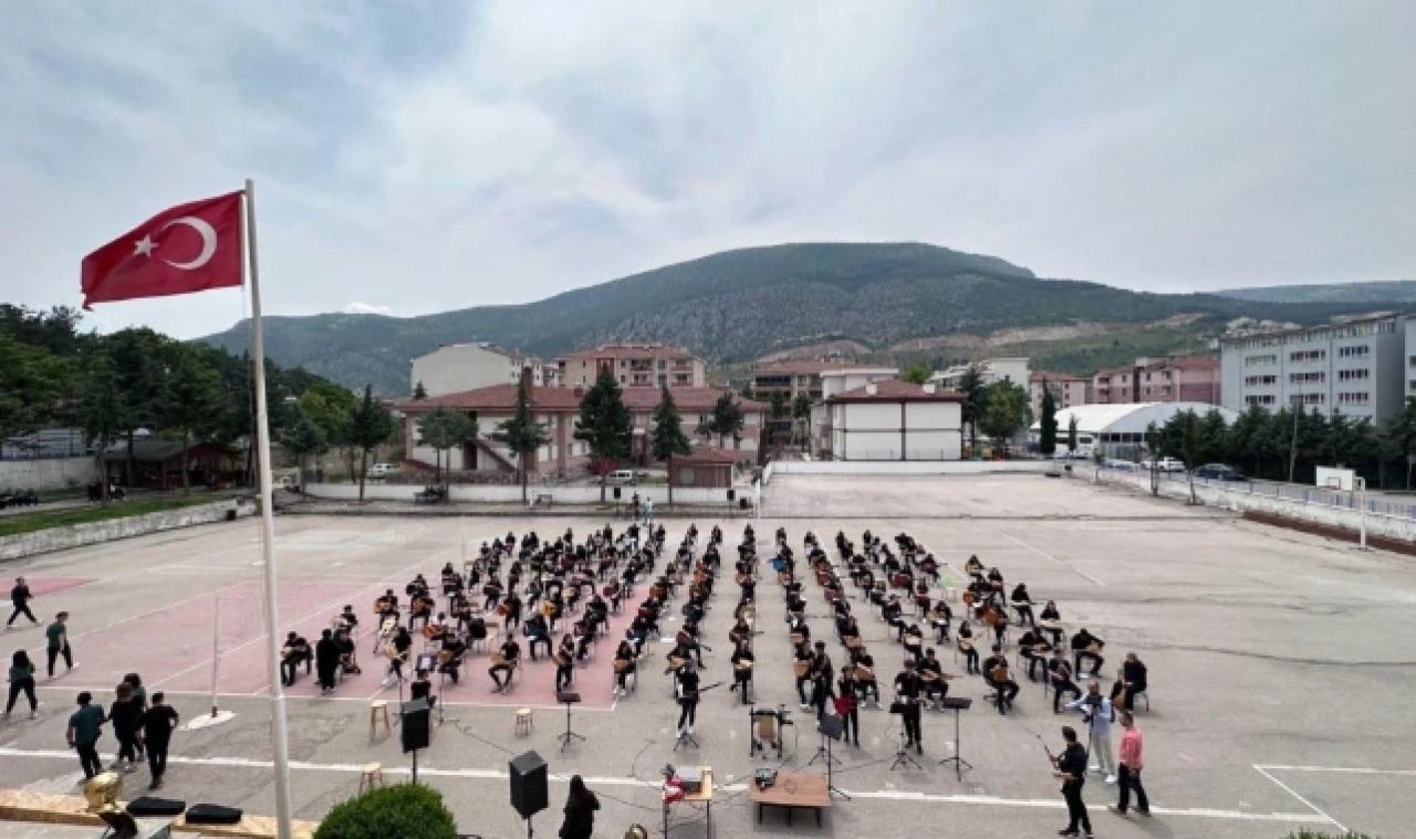 140 KİŞİLİK DEV ORKESTRA İLE KONSER