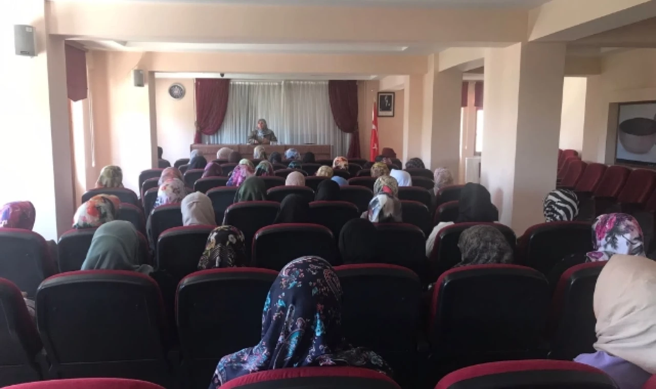 AİLE HAFTASI MÜNASEBETİYLE KONFERANS DÜZENLENDİ