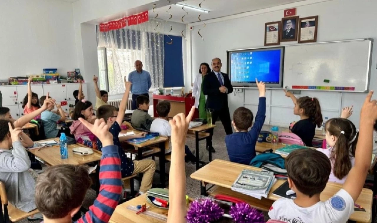 ALTINÖZ'DEN OKUL ZİYARETİ