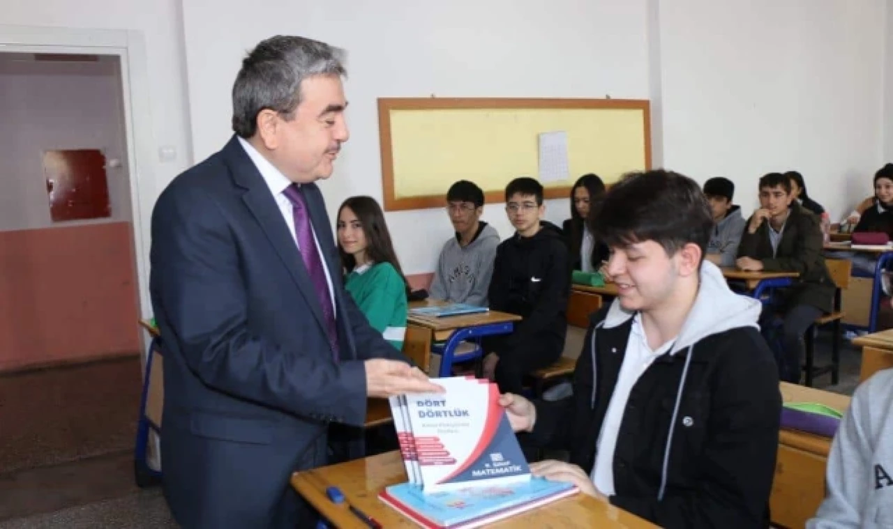 Amasya'da yardımcı kaynak kitaplar öğrencilere dağıtıldı