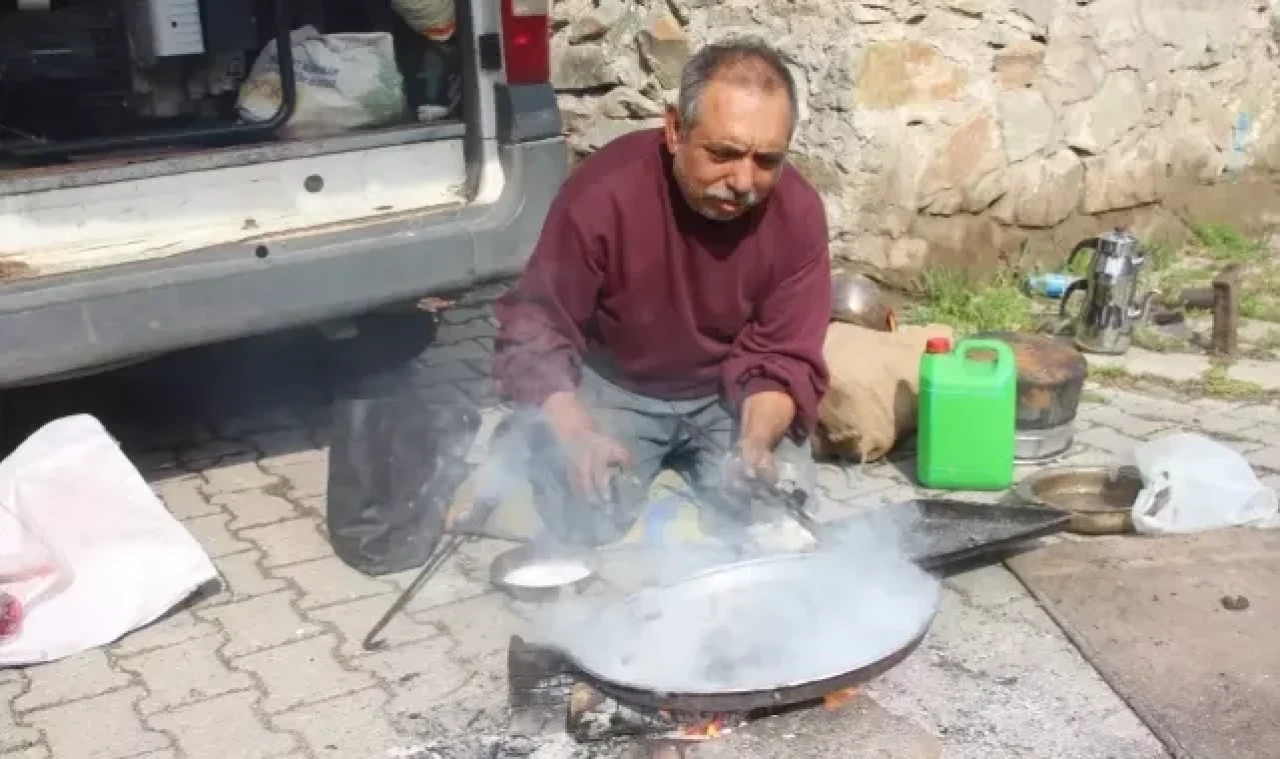 AMASYA'YA UĞRAYAN KALAY USTASI DEPREMZEDE MESLEĞİNİ YAŞATMAYA ÇALIŞIYOR